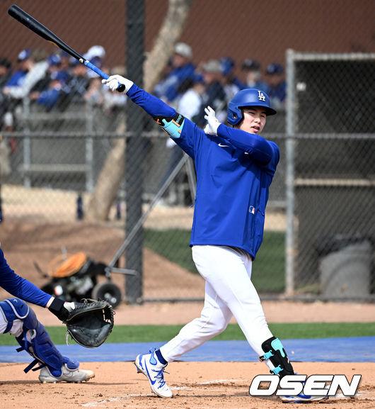 [OSEN=애리조나(미국), 이대선 기자] 18일(한국시간) 미국 애리조나주 글렌데일 캐멀백 랜치에서 2025 메이저리그 LA 다저스의 스프링캠프가 진행됐다.김혜성은 다저스와 최대 3+2년 2200만 달러(약 320억원) 계약에 합의하며 메이저리그 진출에 성공했다.LA 다저스 김혜성이 라이브 배팅을 마치고 이동하고 있다. 2025.02.18 / sunday@osen.co.kr