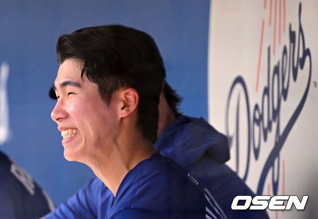 [OSEN=글렌데일(미국), 이대선 기자] '코리안 데이'였다.이정후(샌프란시스코 자이언츠)와 김혜성(LA 다저스)이 맞대결에서 나란히 맹활약했다. LA 다저스와 샌프란시스코 자이언츠는 2일(이하 한국시간) 미국 애리조나주 글렌데일의 캐멀백 랜치에서 2025 메이저리그 시범경기를 치렀다.이날 김혜성은 8번 유격수로,이정후는 3번 중견수로 각각 선발 출장했다. 이정후가 총알 2루타로 선제 타점을 올리자, 7푼 타율로 마음고생을 하던 김혜성은 시범경기 첫 홈런포를 터뜨렸다.LA 다저스 김혜성이 더그아웃에서 환하게 웃고 있다. 2025.03.02 / sunday@osen.co.kr