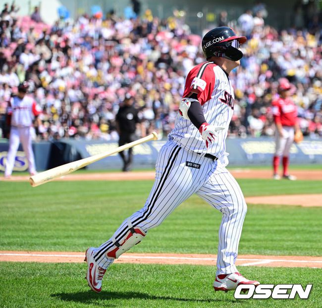 [OSEN=잠실, 지형준 기자] 4일 오후 서울 잠실야구장에서 2025 신한 SOL Bank KBO리그 LG 트윈스와 SSG 랜더스의 경기가 열렸다.이날 엘리에이저 에르난데스의 부상 대체 외국인투수로 LG에 입단한 코엔 윈이 KBO리그 데뷔전을 갖는다. SSG 선발은 박종훈.1회말 무사 만루에서 LG 문보경이 좌월 만루홈런을 날리며 기뻐하고 있다. 2025.05.04 /jpnews@osen.co.kr