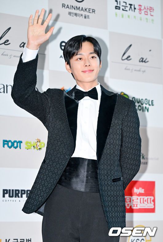 [OSEN=박준형 기자] 18일 오후 서울 강남구 논현동 건설회관에서 '제 44회 황금 촬영상 시상식'이 진행됐다.황금 촬영상 시상식은 한국촬영감독협회가 주최하고 에이치엘컴퍼니가 주관하며, 1977년 첫 개최 이후 한국 영화의 역사와 함께한 명실상부한 최고의 영화 시상식이다.배우 유선호가 포즈를 취하고 있다. 2024.11.18 / soul1014@osen.co.kr