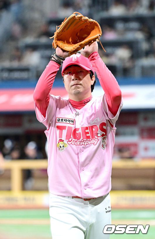 [OSEN=고척, 최규한 기자] 5일 서울 고척스카이돔에서 ‘2025 신한 SOL Bank KBO리그’ 키움 히어로즈와 KIA 타이거즈의 경기가 열렸다.이날 홈팀 키움은 박윤하, 방문팀 KIA는 양현종을 선발로 내세웠다.6회말 키움 공격을 막아낸 KIA 선발 양현종이 더그아웃으로 향하며 팬들의 환호에 답하고 있다. 2025.05.05 / dreamer@osen.co.kr