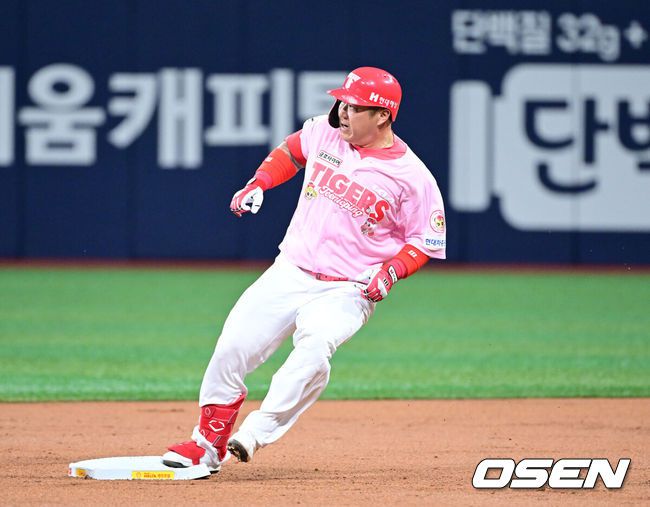 [OSEN=고척, 최규한 기자] 5일 서울 고척스카이돔에서 ‘2025 신한 SOL Bank KBO리그’ 키움 히어로즈와 KIA 타이거즈의 경기가 열렸다.이날 홈팀 키움은 김윤하, 방문팀 KIA는 양현종을 선발로 내세웠다.2회초 무사 선두타자로 나선 KIA 최형우가 좌중간 2루타를 날리고 2루에 안착하고 있다. 2025.05.05 / dreamer@osen.co.kr