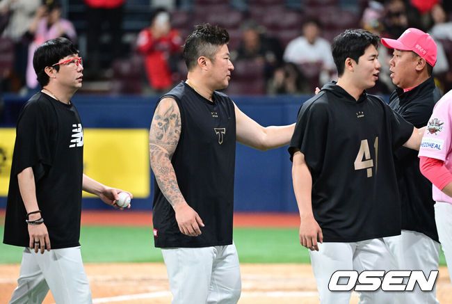 [OSEN=고척, 최규한 기자] 프로야구 KIA 타이거즈가 어린이날 경기에서 투타조화를 이루며 3연패를 끊었다.KIA는 5일 서울 고척스카이돔에서 열린 ‘2025 신한은행 SOL Bank KBO리그’ 키움 히어로즈와의 어린이날 경기에서 13-1 대승을 거두며 3연패에서 탈출했다.선발 양현종은 6이닝 5피안타 2볼넷 5탈삼진 1실점 승리를 기록, 시즌 첫 승을 수확하며 KBO리그 역대 두 번째로 통산 180승을 기록했고 역대 최초 통산 2100탈삼진도 달성했다. 최형우는 4타수 4안타 1홈런 3타점 3득점 1볼넷으로 활약하며 팀 승리를 견인, KBO리그 역대 4번째로 400홈런 고지를 밟으면서 역대 최고령 400홈런 타자가 됐다. 경기를 마치고 승리투수 KIA 양현종과 최형우가 이범호 감독이 인사를 나누고 있다. 2025.05.05 / dreamer@osen.co.kr