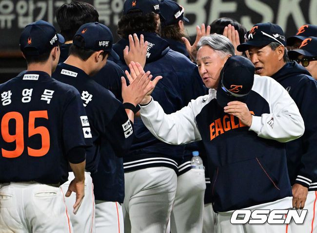 [OSEN=광주, 지형준 기자] 한화 김경문 감독과 노시환이 승리 하이파이브를 하고 있다. 2025.05.02 /jpnews@osen.co.kr