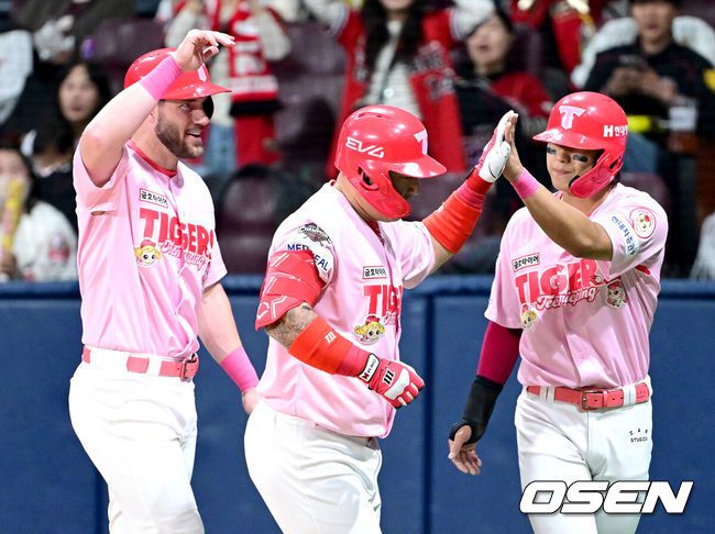 [OSEN=고척, 최규한 기자] 5일 서울 고척스카이돔에서 ‘2025 신한 SOL Bank KBO리그’ 키움 히어로즈와 KIA 타이거즈의 경기가 열렸다.이날 홈팀 키움은 박윤하, 방문팀 KIA는 양현종을 선발로 내세웠다.6회초 무사 1, 3루 상황 KIA 최형우가 달아나는 중월 스리런포를 날리고 홈을 밟은 뒤 위즈덤-김도영의 축하를 받고 있다. KBO리그 통산 4번째 400홈런 기록. 2025.05.05 / dreamer@osen.co.kr