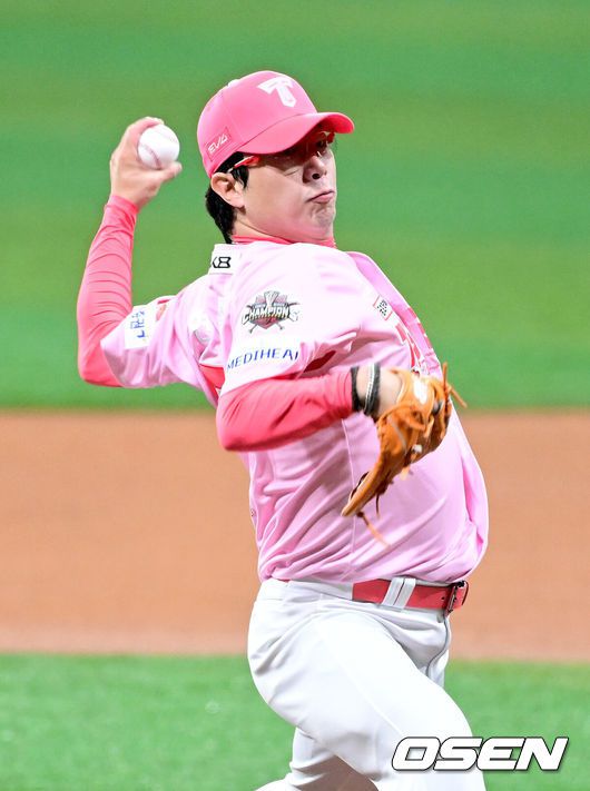 [OSEN=고척, 최규한 기자] 5일 서울 고척스카이돔에서 ‘2025 신한 SOL Bank KBO리그’ 키움 히어로즈와 KIA 타이거즈의 경기가 열렸다.이날 홈팀 키움은 김윤하, 방문팀 KIA는 양현종을 선발로 내세웠다.1회말 KIA 선발 양현종이 힘차게 공을 뿌리고 있다. 2025.05.05 / dreamer@osen.co.kr