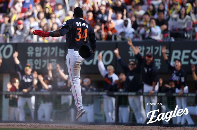 한화 에스테반 플로리얼이 4일 광주 KIA전에서 이진영의 좌익수 희생플라이 때 3루에서 홈에 들어온 뒤 기뻐하고 있다. /한화 이글스 제공