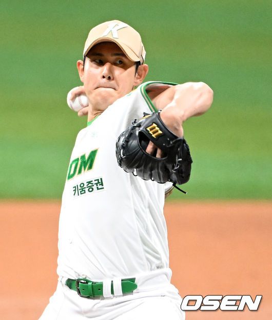 [OSEN=고척, 이대선 기자] 6일 오후 서울 고척스카이돔에서 2025 신한 SOL Bank KBO리그 키움 히어로즈와 KIA 타이거즈의 경기가 열렸다.키움은 조영건, 롯데는 김도현을 선발 투수로 내세웠다.2회초 무사에서 키움 선발투수 조영건이 역투하고 있다. 2025.05.06 /sunday@osen.co.kr