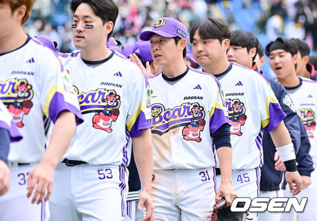 [OSEN=잠실, 박준형 기자]  2025년 5월 5일 잠실더비의 승자는 정수빈의 선물세트를 받은 두린이였다.프로야구 두산 베어스는 5일 서울 잠실구장에서 열린 2025 신한 SOL뱅크 KBO리그 LG 트윈스와의 어린이날 맞대결에서 5-2로 승리했다.경기종료 후 3안타 3득점 2타점 5출루 맹활약 펼친 두산 정수빈이 코칭스태프와 승리의 기쁨을 나누고 있다 . 2025.05.05 /