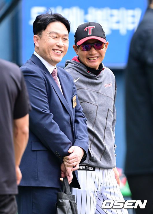 [OSEN=잠실, 최규한 기자] 6일 서울 잠실야구장에서 ‘2025 신한 SOL Bank KBO리그’ 두산 베아스와 LG 트윈스의 경기가 열린다.이날 두산은 최원준, LG는 요니 치리노스를 선발로 내세운다.경기를 앞두고 LG 염경엽 감독과 이동욱 해설위원이 대화를 나누고 있다. 2025.05.06 / dreamer@osen.co.kr
