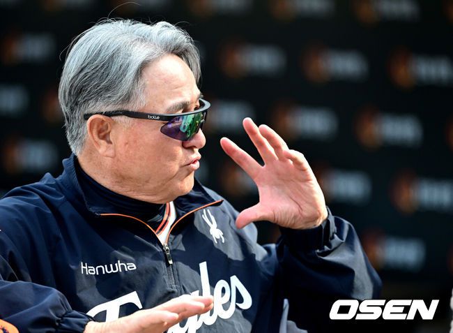 [OSEN=대전, 최규한 기자] 한화 김경문 감독이 취재진과 질의응답 시간을 갖고 있다. 2025.04.18 / dreamer@osen.co.kr