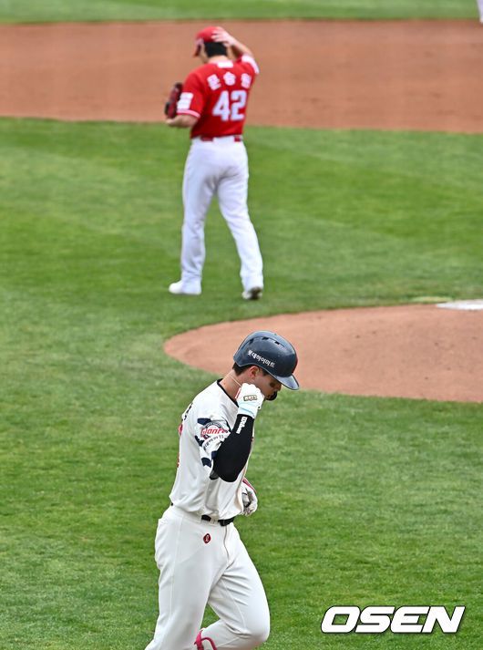 [OSEN=부산, 이석우 기자] 6일 부산 사직야구장에서 2025 신한 SOL 뱅크 KBO 리그 롯데 자이언츠와 SSG 랜더스의 경기가 열렸다. 홈팀 롯데는 박세웅, 방문팀 SSG는 문승원이 선발 출전했다.롯데 자이언츠 윤동희가 1회말 좌월 솔로 홈런을 치고 그라운드를 돌고 있다. 2025.05.06 / foto0307@osen.co.kr