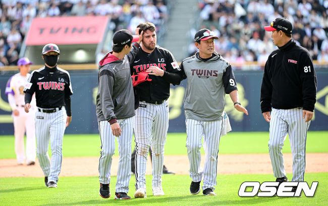 [OSEN=잠실, 최규한 기자] 6일 서울 잠실야구장에서 ‘2025 신한 SOL Bank KBO리그’ 두산 베아스와 LG 트윈스의 경기가 열렸다.이날 두산은 최원준, LG는 요니 치리노스를 선발로 내세웠다.8회초 무사 1루 상황 LG 문보경의 내야 땅볼 때 주자 오스틴이 두산 2루수 강승호와 충돌하며 넘어졌다. 이후 교체되는 오스틴. 2025.05.06 /