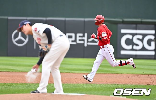[OSEN=부산, 이석우 기자] 5일 부산 사직야구장에서 2025 신한 SOL 뱅크 KBO 리그 롯데 자이언츠와 SSG 랜더스의 경기가 열렸다. 홈팀 롯데는 이민석, 방문팀 SSG는 화이트가 선발 출전했다.SSG 랜더스 최정이 1회초 무사 1,2루 좌월 3점 홈런(498호)를 치고 그라운드를 돌고 있다. 2025.05.05 / foto0307@osen.co.kr