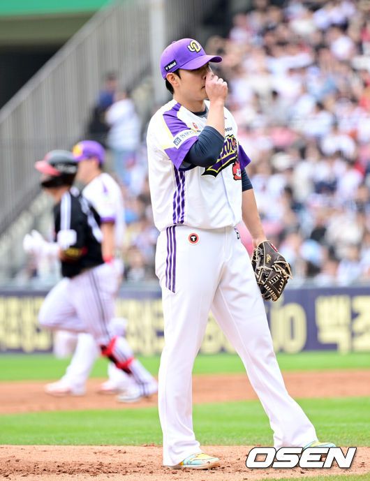 [OSEN=잠실, 최규한 기자] 6일 서울 잠실야구장에서 ‘2025 신한 SOL Bank KBO리그’ 두산 베아스와 LG 트윈스의 경기가 열렸다.이날 두산은 최원준, LG는 요니 치리노스를 선발로 내세웠다.2회초 무사 선두타자로 나선 LG 박동원에게 솔로포를 내준 두산 선발 최원준이 아쉬워하고 있다. 2025.05.06 / dreamer@osen.co.kr