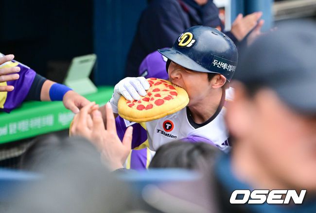 [OSEN=잠실, 박준형 기자]  5일 오후 서울 잠실구장에서 ‘2025 신한 SOL BANK KBO리그’ 두산 베어스와 LG 트윈스의 경기가 진행됐다.이날 경기에는 두산은 콜어빈을 LG은 송승기를 선발투수로 내세웠다.3회말 두산 선두타자 정수빈이 솔로홈런을 날리고 박석민 코치 등에 업혀 홈런 세리머니를 하고 있다    2025.05.05 / soul1014@osen.co.kr