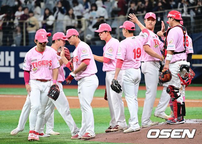 [OSEN=고척, 최규한 기자] 프로야구 KIA 타이거즈가 어린이날 경기에서 투타조화를 이루며 3연패를 끊었다.KIA는 5일 서울 고척스카이돔에서 열린 ‘2025 신한은행 SOL Bank KBO리그’ 키움 히어로즈와의 어린이날 경기에서 13-1 대승을 거두며 3연패에서 탈출했다.선발 양현종은 6이닝 5피안타 2볼넷 5탈삼진 1실점 승리를 기록, 시즌 첫 승을 수확하며 KBO리그 역대 두 번째로 통산 180승을 기록했고 역대 최초 통산 2100탈삼진도 달성했다. 최형우는 4타수 4안타 1홈런 3타점 3득점 1볼넷으로 활약하며 팀 승리를 견인, KBO리그 역대 4번째로 400홈런 고지를 밟으면서 역대 최고령 400홈런 타자가 됐다. 경기를 마치고 승리한 KIA 선수들이 하이파이브를 나누고 있다. 2025.05.05 / dreamer@osen.co.kr