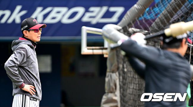 [OSEN=잠실, 최규한 기자] 6일 서울 잠실야구장에서 ‘2025 신한 SOL Bank KBO리그’ 두산 베아스와 LG 트윈스의 경기가 열린다.이날 두산은 최원준, LG는 요니 치리노스를 선발로 내세운다.경기를 앞두고 LG 염경엽 감독이 선수들의 훈련을 주시하고 있다. 2025.05.06 /