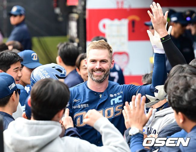 [OSEN=수원, 김성락 기자] 6일 오후 수원 KT위즈파크에서 ‘2025 신한 SOL Bank KBO리그’ KT 위즈와 NC 다이노스의 경기가 열렸다.홈팀 KT는 헤이수스, 원정팀 NC는 라일리를 선발로 내세웠다. 7회초 2사 NC 데이비슨이 솔로 홈런을 날린 뒤 더그아웃에서 동료 선수들과 기쁨을 나누고 있다. 2025.05.06 / ksl0919@osen.co.kr