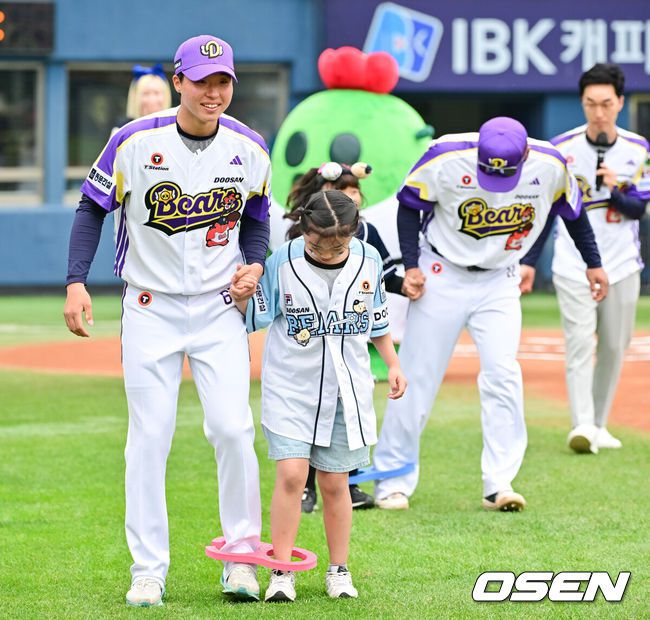 [OSEN=잠실, 박준형 기자]  5일 오후 서울 잠실구장에서 ‘2025 신한 SOL BANK KBO리그’ 두산 베어스와 LG 트윈스의 경기가 진행됐다.이날 경기에는 두산은 콜어빈을 LG은 송승기를 선발투수로 내세웠다.어린이날을 맞아 두산 홍민규와 어린이 팬들과 함께 게임을 즐기고 있다.   2025.05.05 /