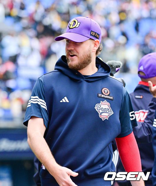 [OSEN=잠실, 박준형 기자]  2025년 5월 5일 잠실더비의 승자는 정수빈의 선물세트를 받은 두린이였다.프로야구 두산 베어스는 5일 서울 잠실구장에서 열린 2025 신한 SOL뱅크 KBO리그 LG 트윈스와의 어린이날 맞대결에서 5-2로 승리했다.경기종료 후 시즌 승 달성한 두산 콜어빈이 코칭스태프와 승리의 기쁨을 나누고 있다 . 2025.05.05 / soul1014@osen.co.kr