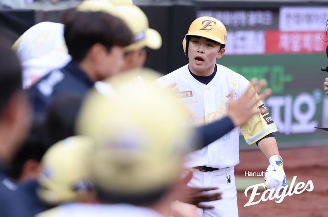 한화 문현빈이 5일 대전 삼성전 1회 솔로 홈런을 친 뒤 동료들의 환영을 받고 있다. /한화 이글스 제공