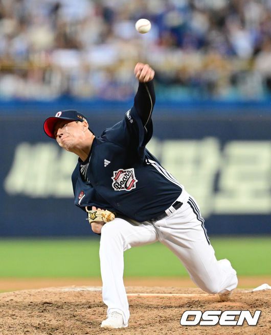 [OSEN=대구, 김성락 기자] 프로야구 삼성 라이온즈가 약속의 8회를 연출하며 짜릿한 승리를 가져왔다.삼성은 2일 대구삼성라이온즈파크에서 열린 두산 베어스와의 홈경기에서 외국인 타자 르윈 디아즈의 결승타로 6-2로 승리했다. 강민호는 개인 통산 2400경기 출장 기록을 세웠다. 역대 첫 번째. 반면 두산은 3연패의 늪에 빠졌다.8회말 두산 고효준이 마운드에 올라 힘차게 공을 뿌리고 있다. 2025.05.02 / ksl0919@osen.co.kr