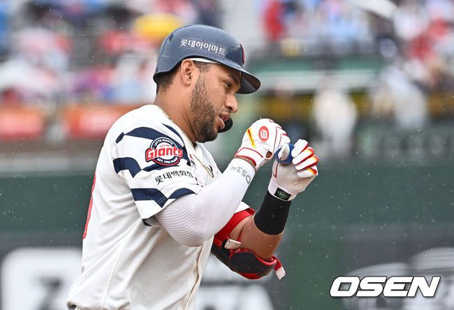 [OSEN=부산, 이석우 기자] 6일 부산 사직야구장에서 2025 신한 SOL 뱅크 KBO 리그 롯데 자이언츠와 SSG 랜더스의 경기가 열렸다. 홈팀 롯데는 박세웅, 방문팀 SSG는 문승원이 선발 출전했다.롯데 자이언츠 레이예스가 5회말 1사 1루 우월 2점 홈런을 치고 세리머니를 하고 있다. 2025.05.06 / foto0307@osen.co.kr