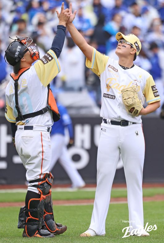 한화 김서현(오른쪽)이 5일 대전 삼성전 승리 확정 후 포수 이재원과 세리머니를 하고 있다. /한화 이글스 제공