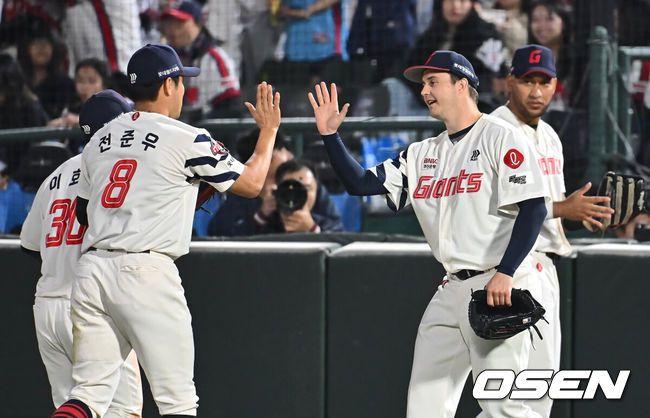 [OSEN=부산, 이석우 기자] 7일 부산 사직야구장에서 2025 신한 SOL 뱅크 KBO 리그 롯데 자이언츠와 SSG 랜더스의 경기가 열렸다. 홈팀 롯데는 데이비슨, 방문팀 SSG는 송영진이 선발 출전했다.롯데 자이언츠 선발 투수 데이비슨이 4회초 2사 1루 SSG 랜더스 맥브룸의 타구를 잡은 전준우와 하이파이브를 하고 있다. 2025.05.07 / foto0307@osen.co.kr