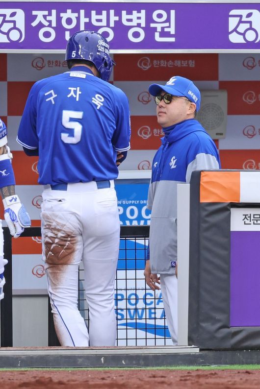 삼성 박진만 감독(오른쪽)이 구자욱의 상태를 체크하고 있다. /삼성 라이온즈 제공