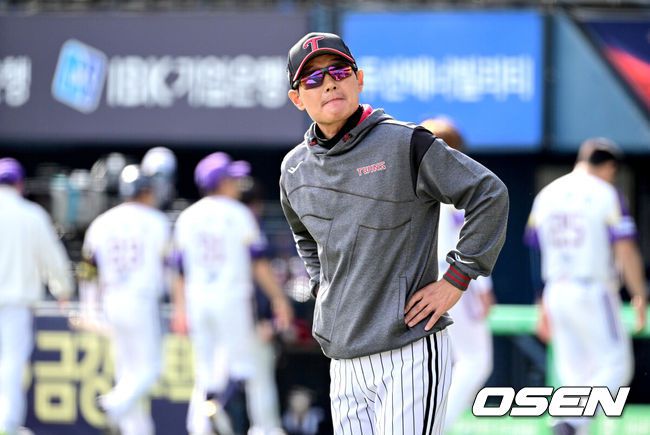 [OSEN=잠실, 최규한 기자] LG가 에이스 치리노스의 호투와 홈런 두 방을 앞세워 어린이날 패배를 설욕했다.프로야구 LG 트윈스는 6일 서울 잠실구장에서 열린 2025 신한 SOL뱅크 KBO리그 두산 베어스와의 시즌 5차전에서 5-1로 승리했다.LG는 전날 패배를 설욕하며 시즌 23승 13패를 기록했다. 원정 5연패 늪에서도 탈출했다. 반면 시즌 첫 4연승이 좌절된 두산은 15승 1무 20패가 됐다.경기를 마치고 승리한 LG 염경엽 감독이 관중석을 바라보고 있다. / 2025.05.06 / dreamer@osen.co.kr