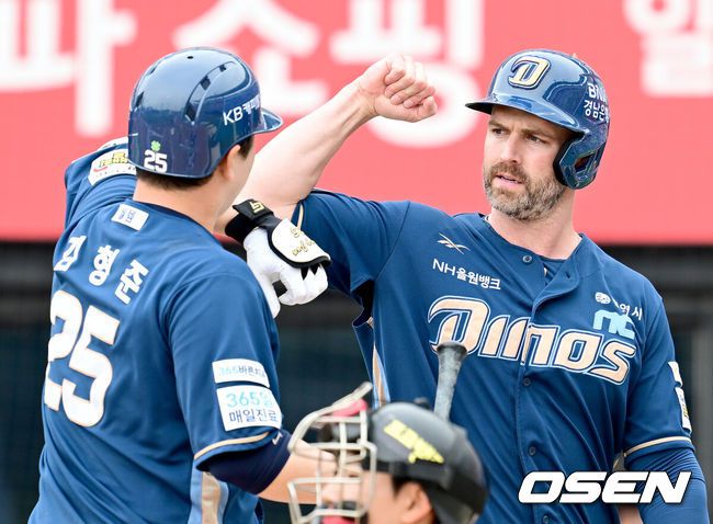 [OSEN=수원, 김성락 기자] 6일 오후 수원 KT위즈파크에서 ‘2025 신한 SOL Bank KBO리그’ KT 위즈와 NC 다이노스의 경기가 열렸다.홈팀 KT는 헤이수스, 원정팀 NC는 라일리를 선발로 내세웠다. 3회초 2사 1루 NC 김형준이 2점 홈런을 날린 뒤 그 홈에서 데이비슨과 하이파이브를 하고 있다. 2025.05.06 / ksl0919@osen.co.kr