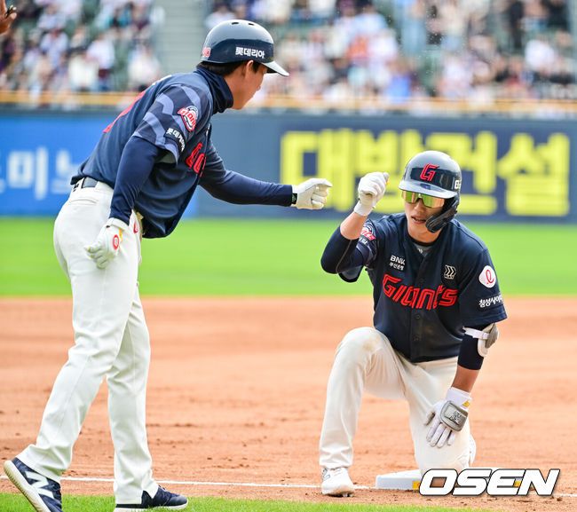 [OSEN=잠실, 박준형 기자]  27일 오후 서울 잠실구장에서 ‘2025 신한 SOL BANK KBO리그’ 두산 베어스와 롯데 자이언츠의 경기가 진행됐다.이날 경기에서 두산은 최승용을, 롯데는 박진을 선발투수로 내세웠다.5회초 1사 1루 1타점 적시 2루타를 날린 롯데 전민재가 세리머니를 하고 있다.   2025.04.27 / soul1014@osen.co.kr