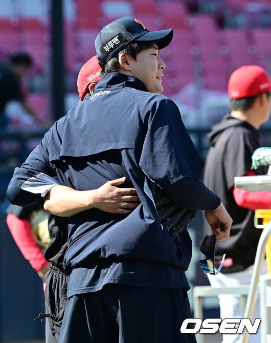 [OSEN=광주, 지형준 기자] 2일 오후 광주-기아 챔피언스필드에서 2025 신한 SOL Bank KBO리그 KIA 타이거즈와 한화 이글스의 경기가 열렸다. 경기에 앞서 한화 한승혁이 KIA 코칭스태프와 인사를 나누고 있다. 2025.05.02 /jpnews@osen.co.kr