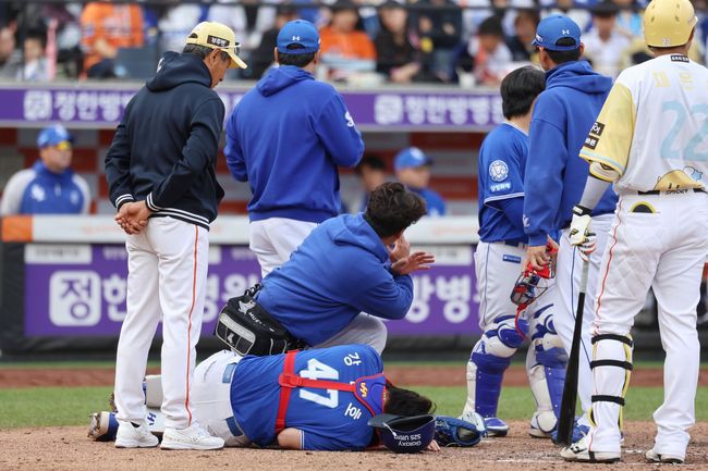 삼성 강민호가 6일 대전 한화전 8회 채은성의 파울 타구에 무릎을 맞은 뒤 쓰러져 통증을 호소하고 있다. /삼성 라이온즈 제공