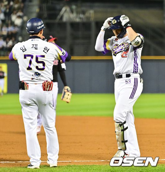[OSEN=잠실, 박준형 기자]  7일 오후 서울 잠실구장에서 ‘2025 신한 SOL BANK KBO리그’ 두산 베어스와 LG 트윈스의 경기가 진행됐다.이날 경기에서 두산은 잭로그를 LG은 최채흥을 선발투수로 내세웠다.6회말 무사 만루 두산 양석환이 동점 적시타를 날리고 세리머니를 하고 있다. 2025.05.07 / soul1014@osen.co.kr