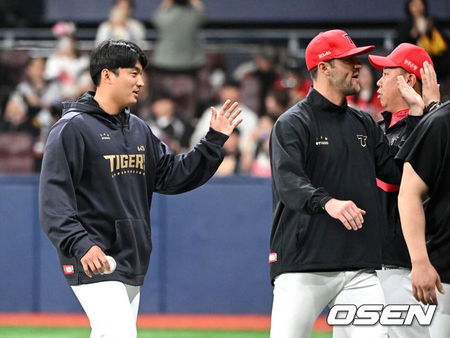 [OSEN=고척, 이대선 기자] 프로야구 KIA 타이거즈가 짜릿한 재역전승을 거뒀다.KIA는 6일 서울 고척스카이돔에서 열린 ‘2025 신한은행 SOL Bank KBO리그’ 키움 히어로즈와의 경기에서 5-3으로 승리하고 2연승을 질주했다. 이날 승리로 어린이날 3연전 위닝시리즈를 확보했다.경기 종료 후 KIA 김도현이 이범호 감독과 승리의 기쁨을 나누고 있다. 2025.05.06 /sunday@osen.co.kr