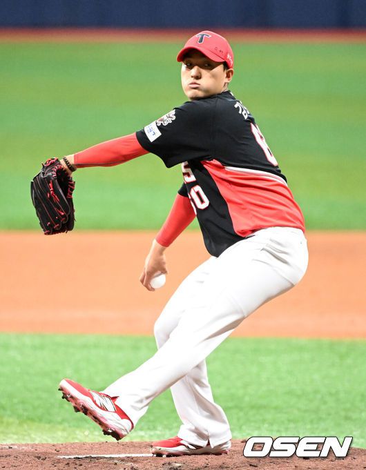 [OSEN=고척, 이대선 기자] 6일 오후 서울 고척스카이돔에서 2025 신한 SOL Bank KBO리그 키움 히어로즈와 KIA 타이거즈의 경기가 열렸다.키움은 조영건, 롯데는 김도현을 선발 투수로 내세웠다.2회말 무사에서 KIA 선발투수 김도현이 역투하고 있다. 2025.05.06 /sunday@osen.co.kr