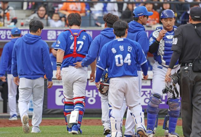 삼성 강민호가 6일 대전 한화전 8회 채은성의 파울 타구에 무릎을 맞은 뒤 교체되고 있다. /삼성 라이온즈 제공