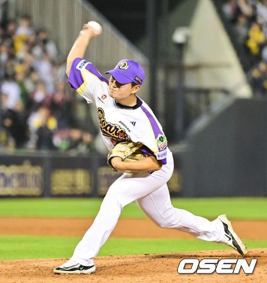 [OSEN=잠실, 박준형 기자]  7일 오후 서울 잠실구장에서 ‘2025 신한 SOL BANK KBO리그’ 두산 베어스와 LG 트윈스의 경기가 진행됐다.이날 경기에서 두산은 잭로그를 LG은 최채흥을 선발투수로 내세웠다.8회초 두산 마무리 김택연 투수가 역투하고 있다.    2025.05.07 / soul1014@osen.co.kr