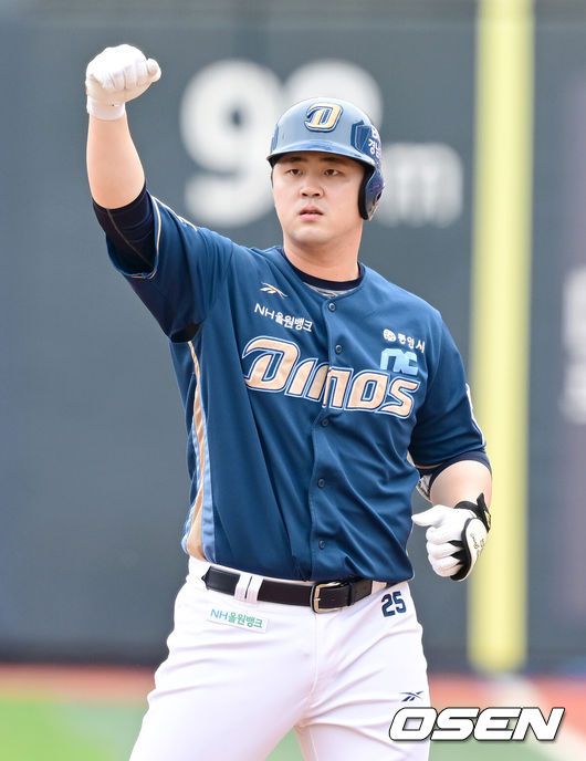 [OSEN=수원, 김성락 기자] 6일 오후 수원 KT위즈파크에서 ‘2025 신한 SOL Bank KBO리그’ KT 위즈와 NC 다이노스의 경기가 열렸다.홈팀 KT는 헤이수스, 원정팀 NC는 라일리를 선발로 내세웠다. 1회초 2사 1, 3루 NC 김형준이 선취 1타점 적시타를 날린 뒤 세리머니를 하고 있다. 2025.05.06 / ksl0919@osen.co.kr