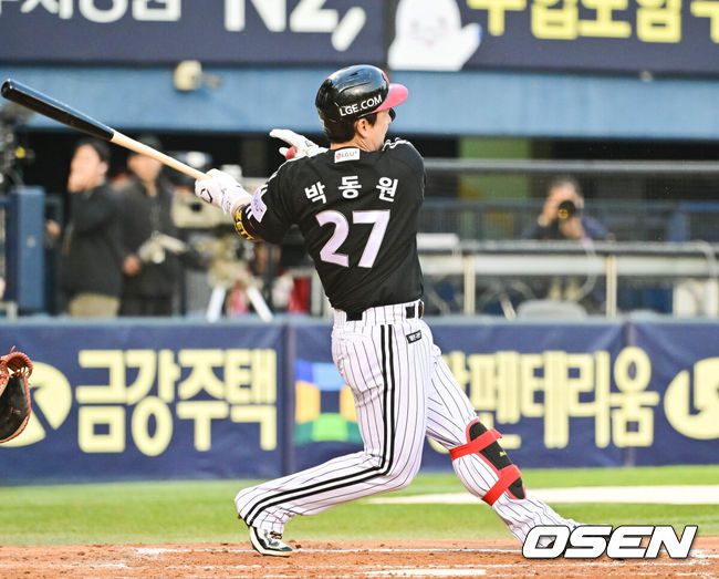 [OSEN=잠실, 박준형 기자]  7일 오후 서울 잠실구장에서 ‘2025 신한 SOL BANK KBO리그’ 두산 베어스와 LG 트윈스의 경기가 진행됐다.이날 경기에서 두산은 잭로그를 LG은 최채흥을 선발투수로 내세웠다.3회초 2사 3루 LG 박동원이 선취 1타점 적시타를 날리고 있다. 2025.05.07 / soul1014@osen.co.kr