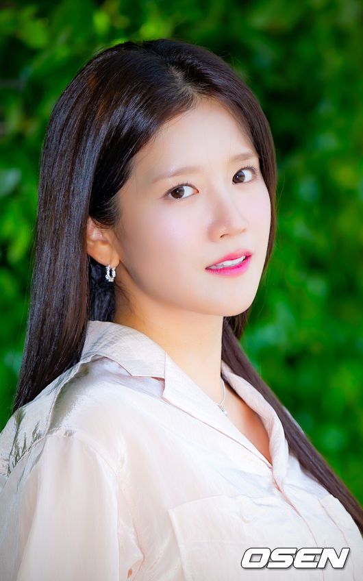 [OSEN=민경훈 기자] 배우 추소정이 최근 서울 마포구 합정동 OSEN 사옥에서 인터뷰를 가졌다.배우 추소정(우주소녀 엑시)은 tvN 월화드라마 ‘이혼보험’에서 보험 사고의 손해액을 결정해 보험금을 지급하는 손해사정사 조아영 역을 맡아 열연을 펼쳤다.배우 추소정이 카메라 앞에서 포즈를 취하고 있다. 2025.05.07 / rumi@osen.co.kr