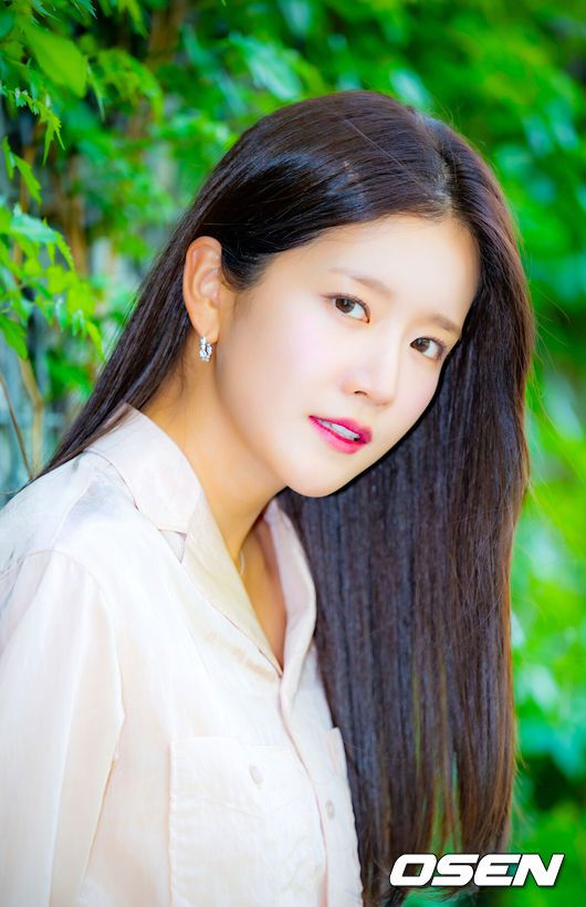 [OSEN=민경훈 기자] 배우 추소정이 최근 서울 마포구 합정동 OSEN 사옥에서 인터뷰를 가졌다.배우 추소정(우주소녀 엑시)은 tvN 월화드라마 ‘이혼보험’에서 보험 사고의 손해액을 결정해 보험금을 지급하는 손해사정사 조아영 역을 맡아 열연을 펼쳤다.배우 추소정이 카메라 앞에서 포즈를 취하고 있다. 2025.05.07 / rumi@osen.co.kr