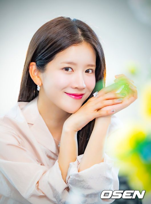 [OSEN=민경훈 기자] 배우 추소정이 최근 서울 마포구 합정동 OSEN 사옥에서 인터뷰를 가졌다.배우 추소정(우주소녀 엑시)은 tvN 월화드라마 ‘이혼보험’에서 보험 사고의 손해액을 결정해 보험금을 지급하는 손해사정사 조아영 역을 맡아 열연을 펼쳤다.배우 추소정이 카메라 앞에서 포즈를 취하고 있다. 2025.05.07 / rumi@osen.co.kr