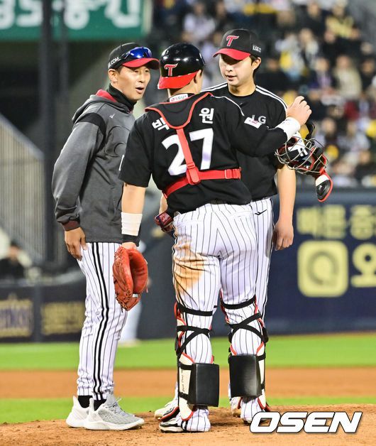 [OSEN=잠실, 박준형 기자]  7일 오후 서울 잠실구장에서 ‘2025 신한 SOL BANK KBO리그’ 두산 베어스와 LG 트윈스의 경기가 진행됐다.이날 경기에서 두산은 잭로그를 LG은 최채흥을 선발투수로 내세웠다.5회말 무사 1루 LG 김광삼 투수 코치가 마운드에 올라 최채흥 선발투수와 이야기를 나누고 있다.   2025.05.07 / soul1014@osen.co.kr