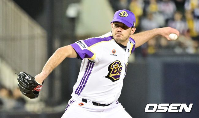 [OSEN=잠실, 박준형 기자]  7일 오후 서울 잠실구장에서 ‘2025 신한 SOL BANK KBO리그’ 두산 베어스와 LG 트윈스의 경기가 진행됐다.이날 경기에서 두산은 잭로그를 LG은 최채흥을 선발투수로 내세웠다.7회초 두산 선발투수 잭로그가 역투하고 있다   2025.05.07 / soul1014@osen.co.kr