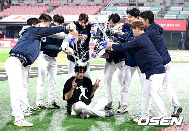 형님들 사이에서 프로 데뷔 첫 승을 물세례를 받는 목지훈.