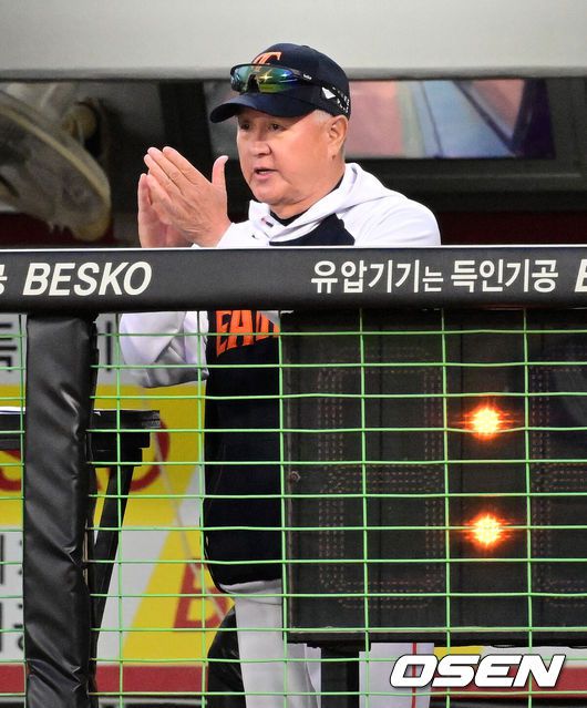 [OSEN=광주, 지형준 기자] 2일 오후 광주-기아 챔피언스필드에서 2025 신한 SOL Bank KBO리그 KIA 타이거즈와 한화 이글스의 경기가 열렸다.5연승에 도전하는 한화는 엄상백을, 연패를 막아야 하는 KIA는 아담 올러를 선발로 내세웠다.한화 김경문 감독이 박수를 치며 선수들을 격려하고 있다. 2025.05.02 /jpnews@osen.co.kr